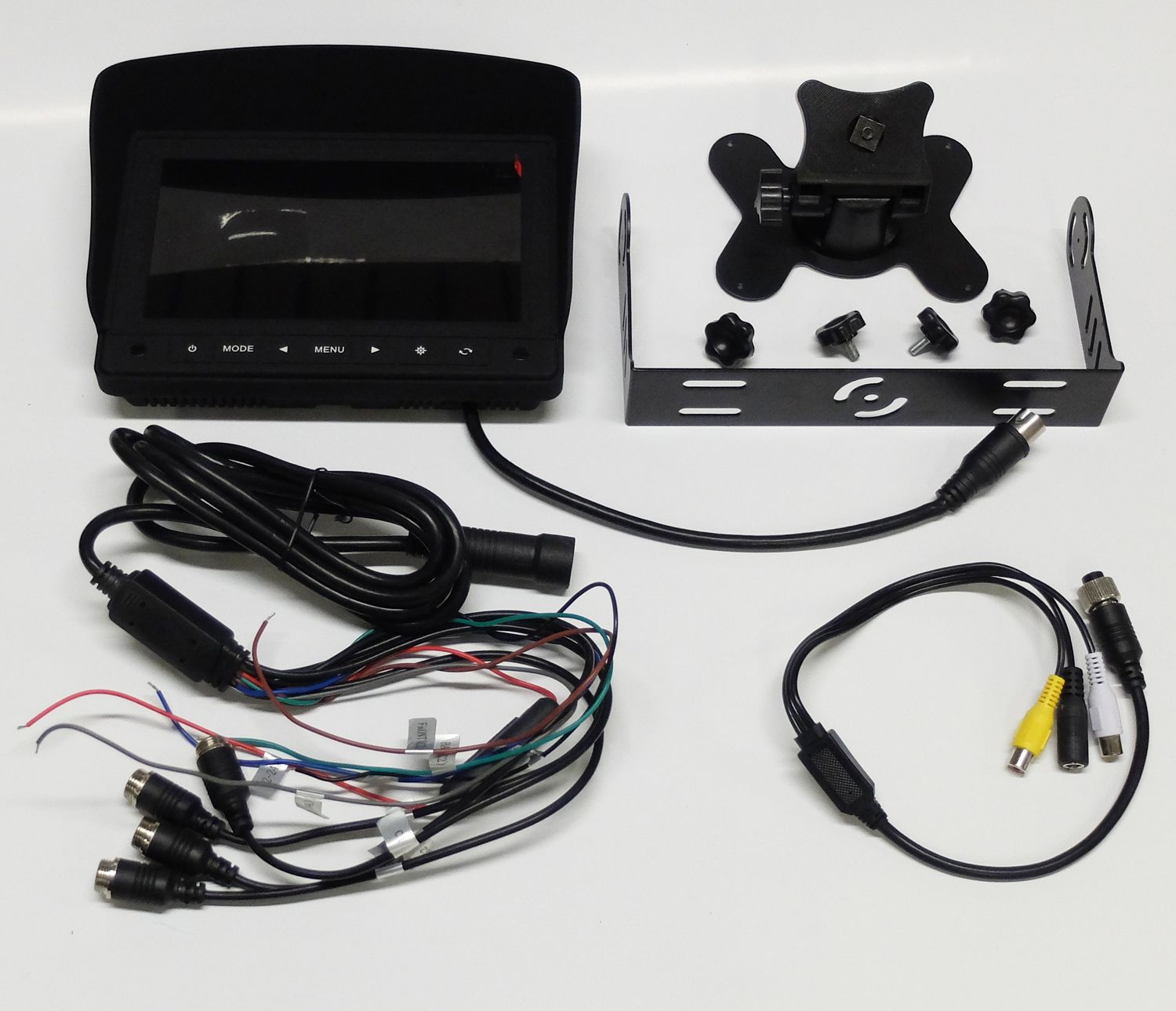 m-use opbouw monitor 7 split screen 4x AV 12/24v TFT-LCD"
